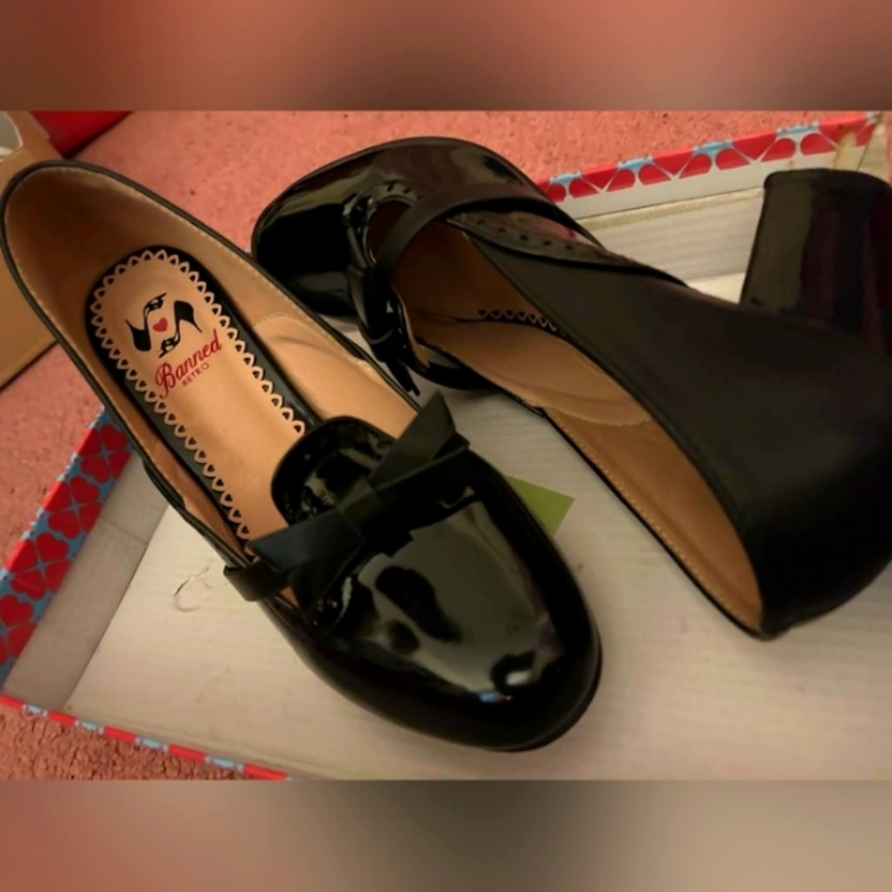 Black pumps with bow detail